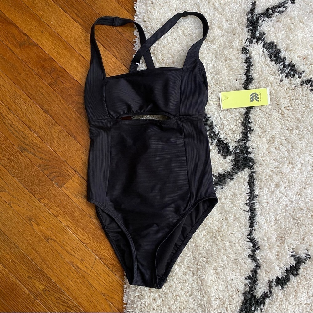 𝅺NWT All in Motion One Piece Black Swimsuit M